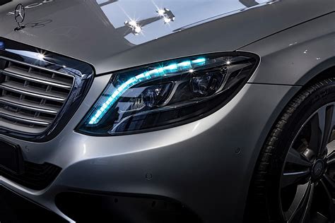 Mercedes adds turquoise lights to indicate self-driving cars